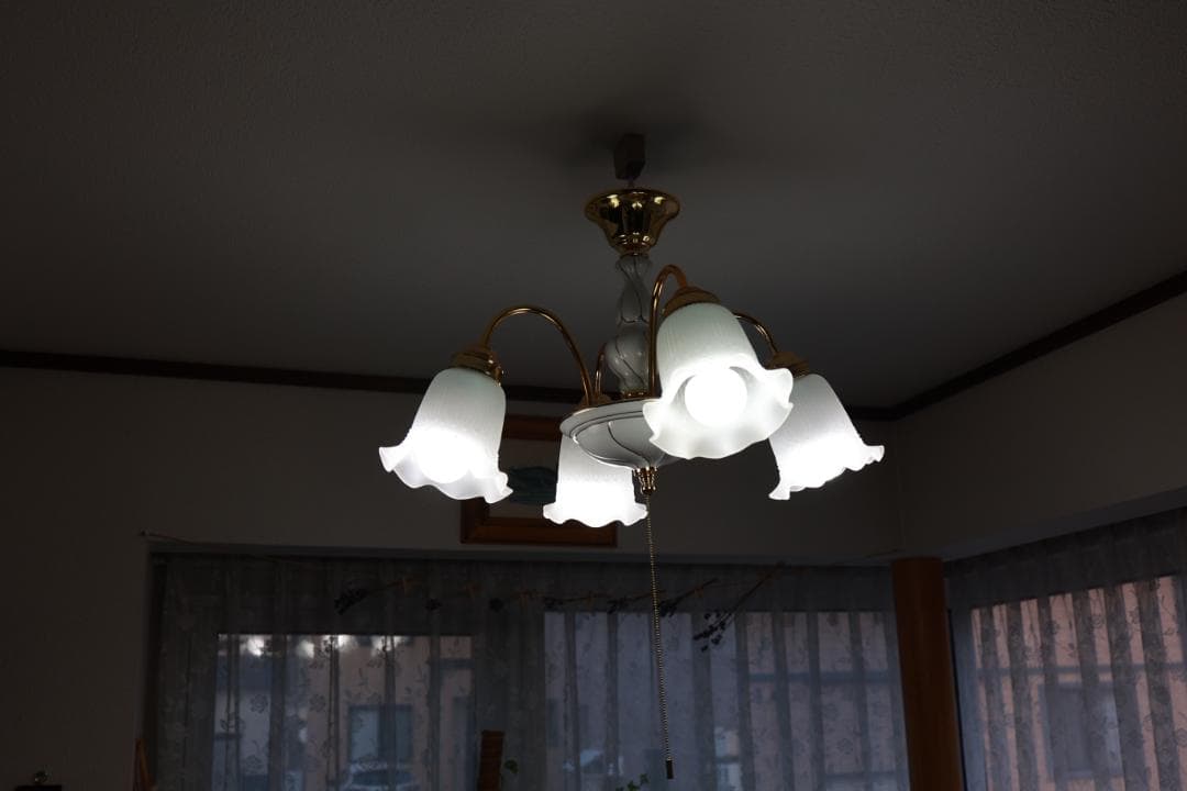 シャンデリア ゴールドと白いシェード
