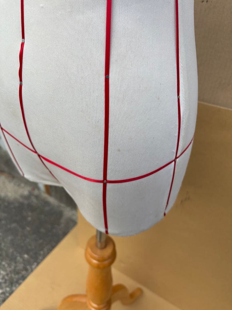 ボディーライン入り　トルソー　マネキン　洋装ソーイング木製スタンド女性用