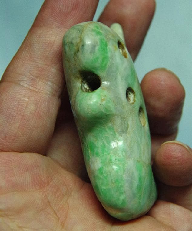 縄文期★伝世重宝縦横貫通多孔超大きな音が鳴る古色風化糸魚川硬玉翡翠製獣形勾玉石笛