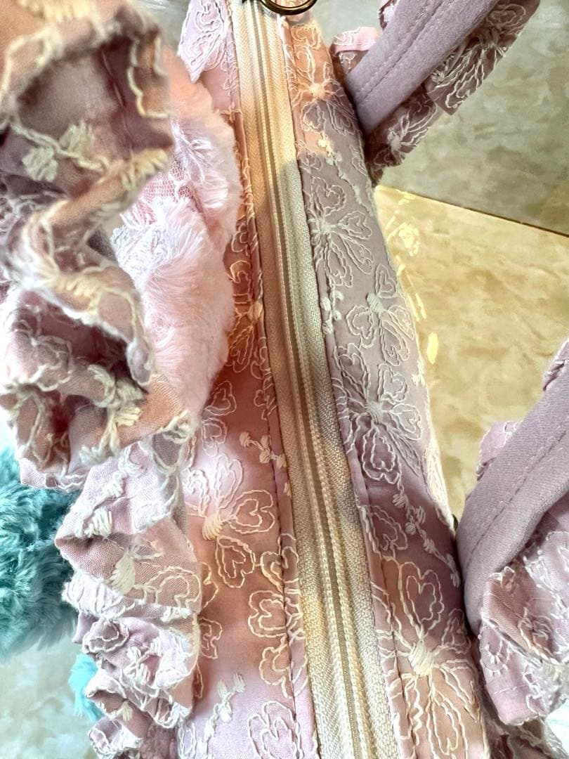 あ*き様 コヤンイサムチョン　ふんわりフリルのファスナーバッグ　刺繍生地