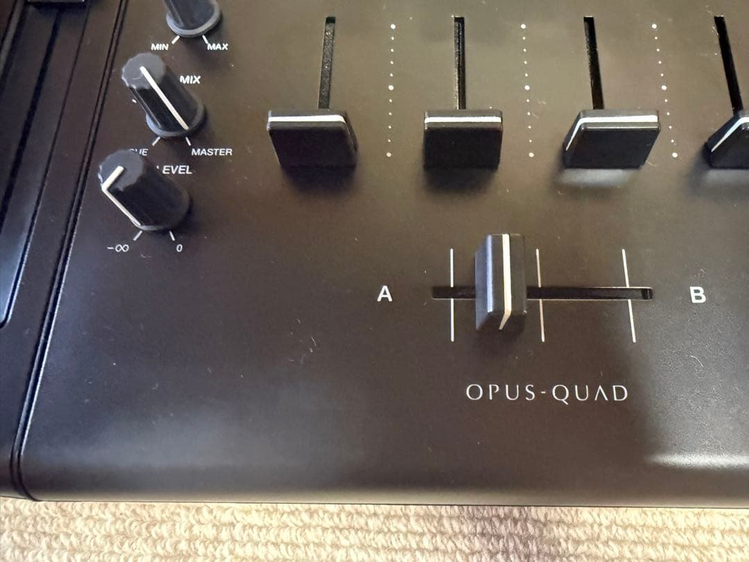 OPUS-QUAD DJコントローラー
