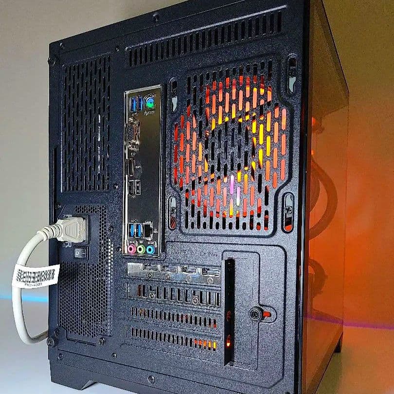 新品【ゲーミングライフを彩るPC】デスクトップパソコン／ブラック 黒／光る