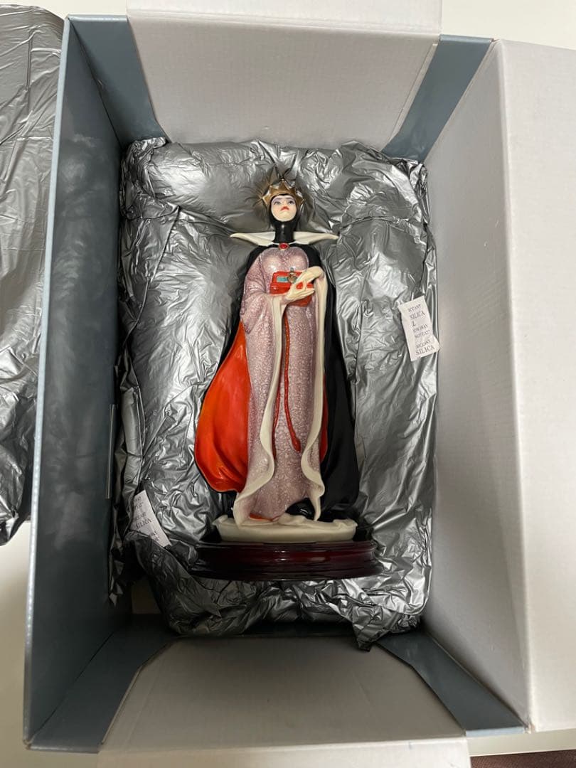 ディズニー　ジョゼッペアルマーニ　白雪姫　イーヴィルクイーン　ヴィランズ