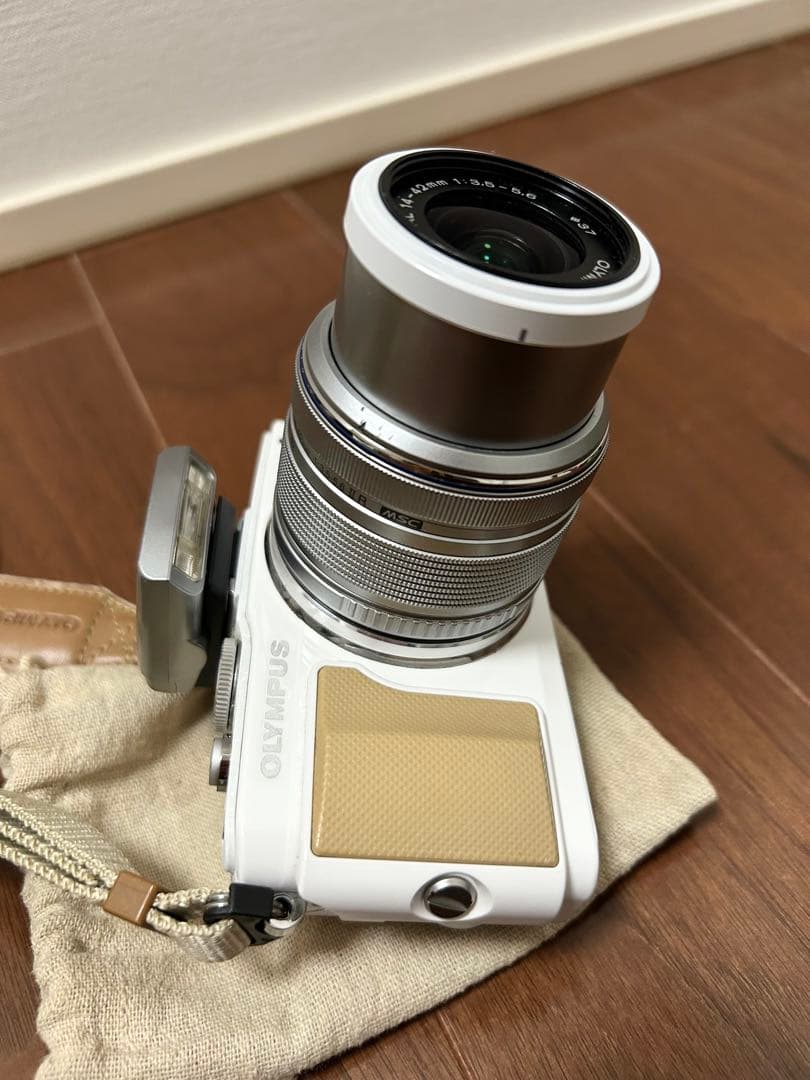 OLYMPUS ミラーレス一眼 ホワイト