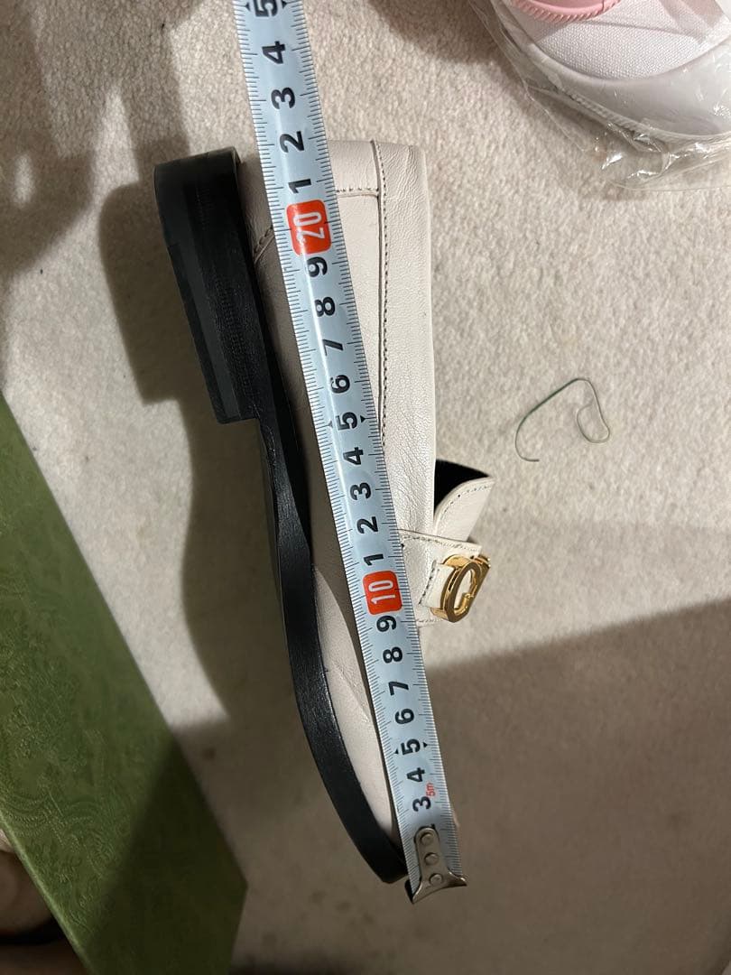 GUCCI ホワイト ローファー ゴールドロゴ