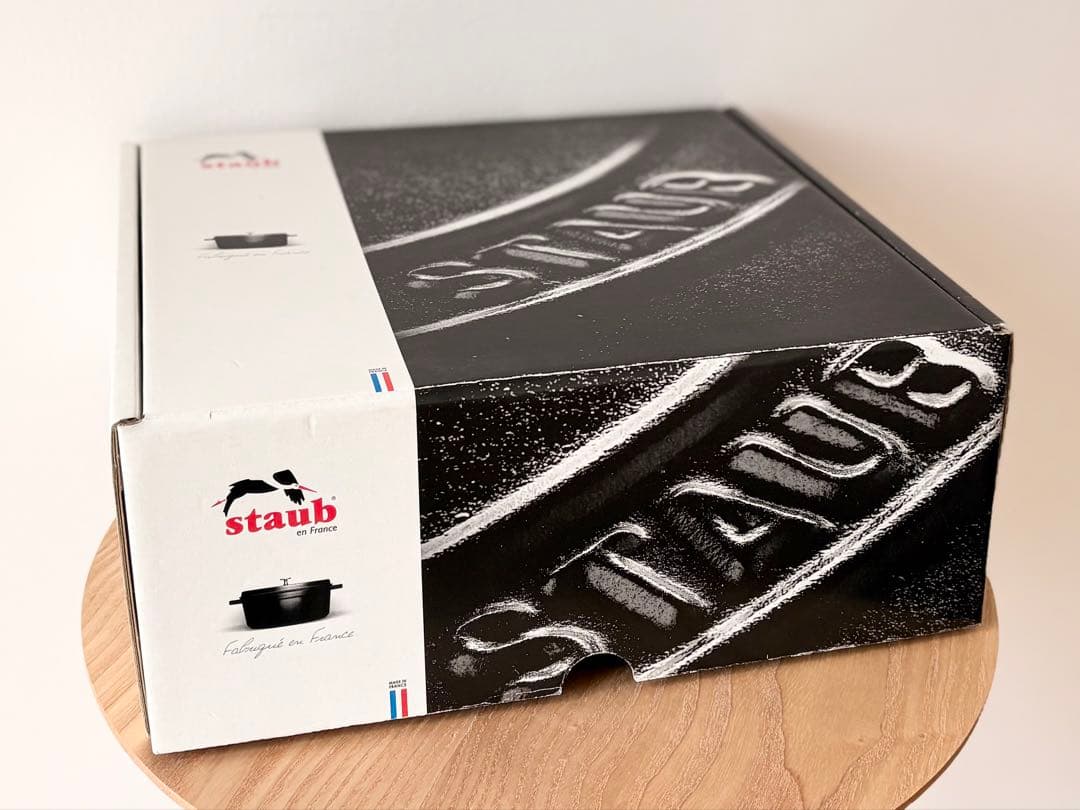 美品　staub ココットラウンドシャロー黒 両手鍋 26cm 箱付き