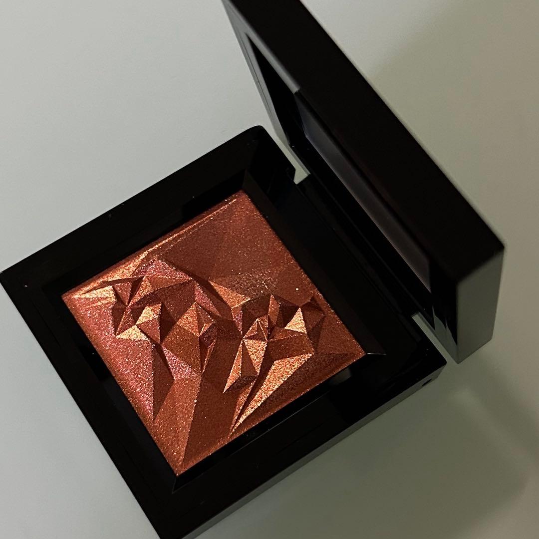 シュウウエムラ クラッシュドジェム キヌケアヌード