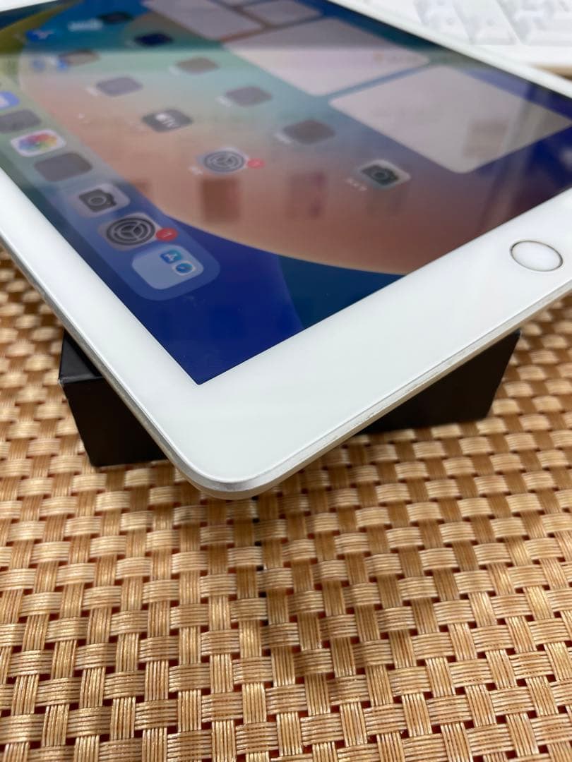 t*1様 iPad 第5世代 32 GB シルバーSIMフリー【1542】