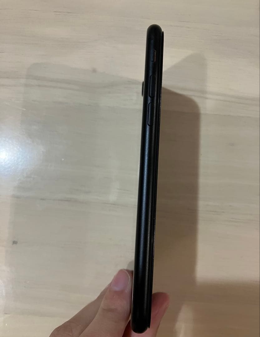 iPhone SE 第2世代 64GB 最大容量74% 横線あり 美品