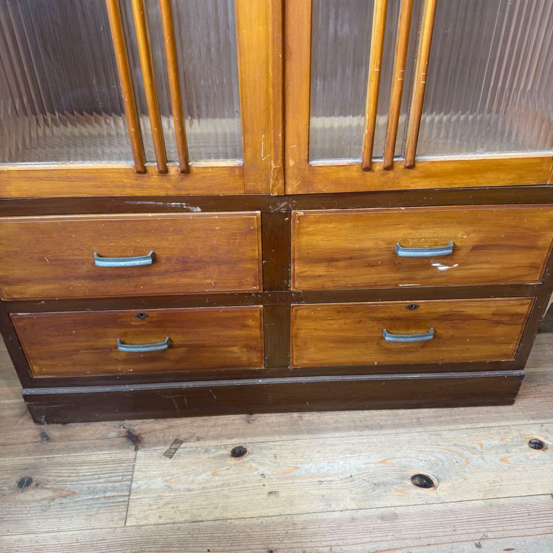 昭和レトロ　ヴィンテージ　波ガラスが素敵な木製キャビネット　本棚　食器棚　収納