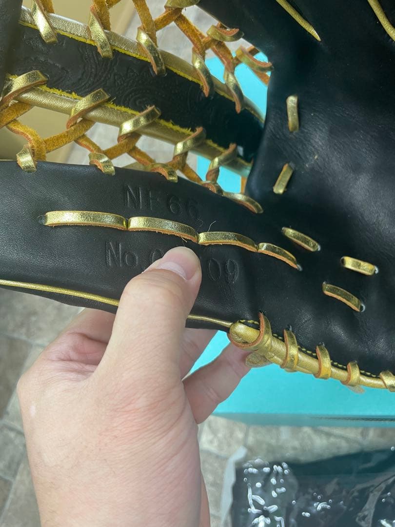 one of the answer 限定　プロ支給品　万波中正　外野用