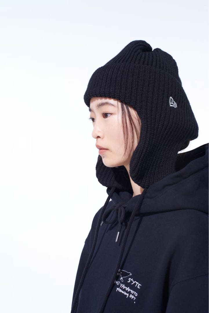 SYTEとNEW ERAのコラボによるイヤーフラップ付きニットキャップ