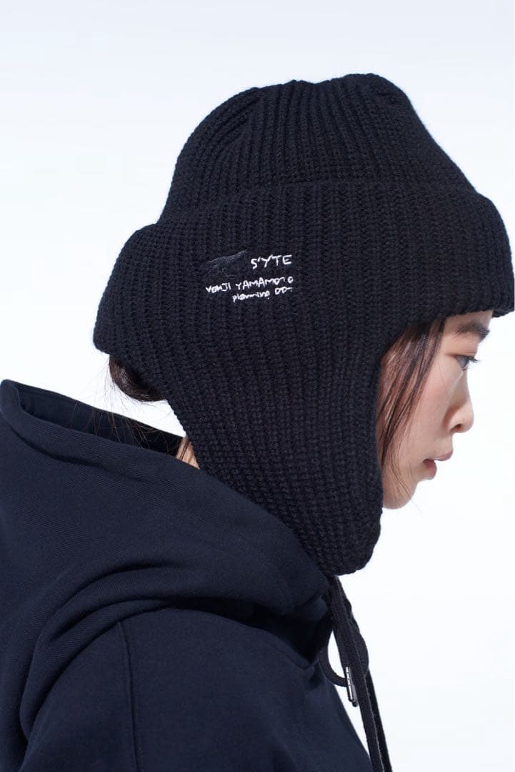 SYTEとNEW ERAのコラボによるイヤーフラップ付きニットキャップ