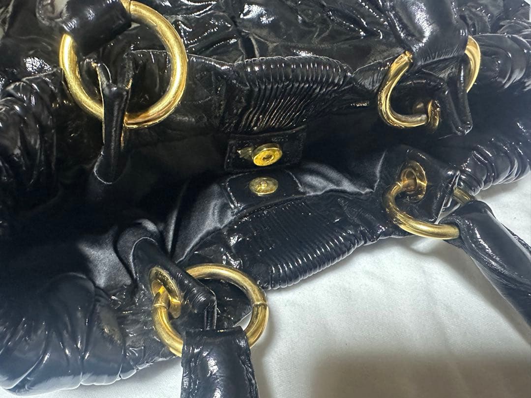 miumiu エナメルバック　黒