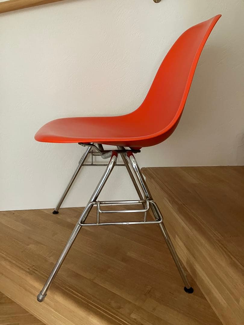 送料込！Vitra サイドシェルチェア スタッキングベース オレンジ　イームズ