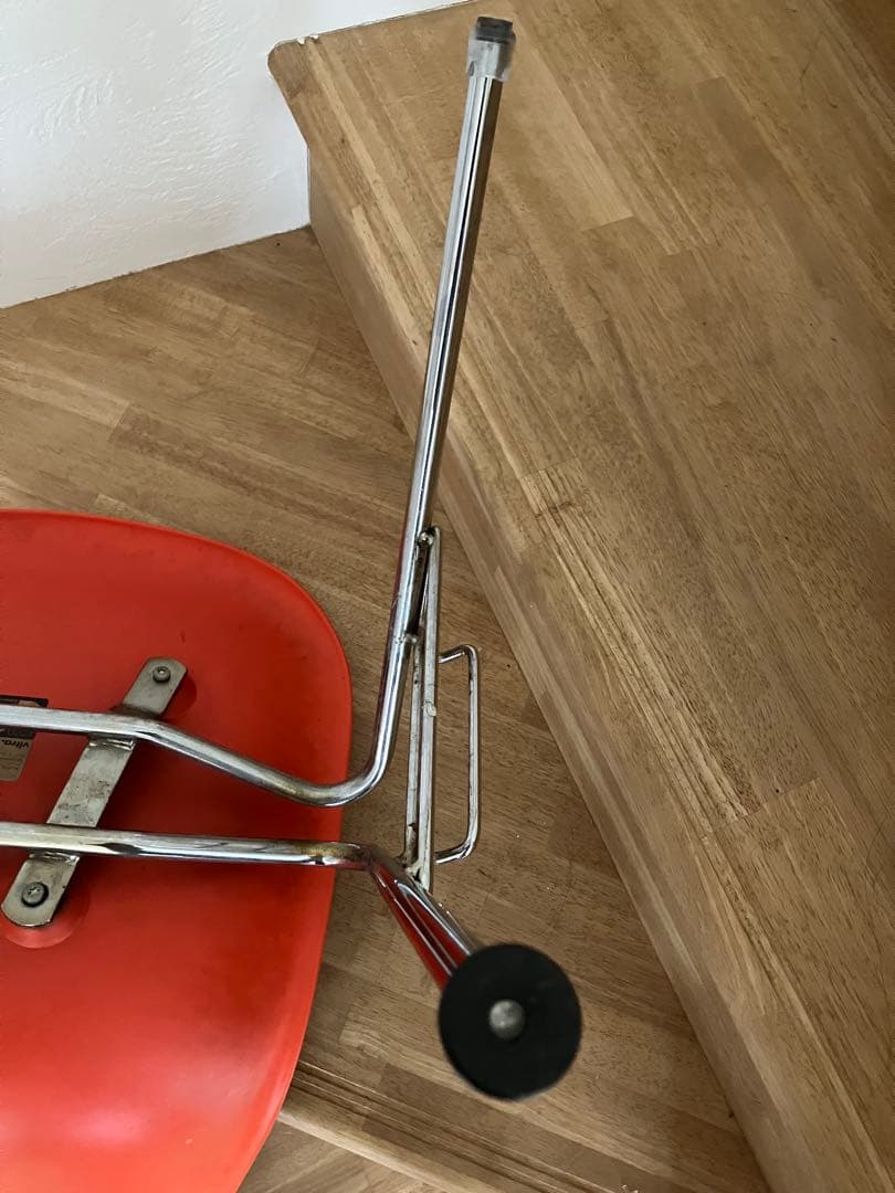 送料込！Vitra サイドシェルチェア スタッキングベース オレンジ　イームズ