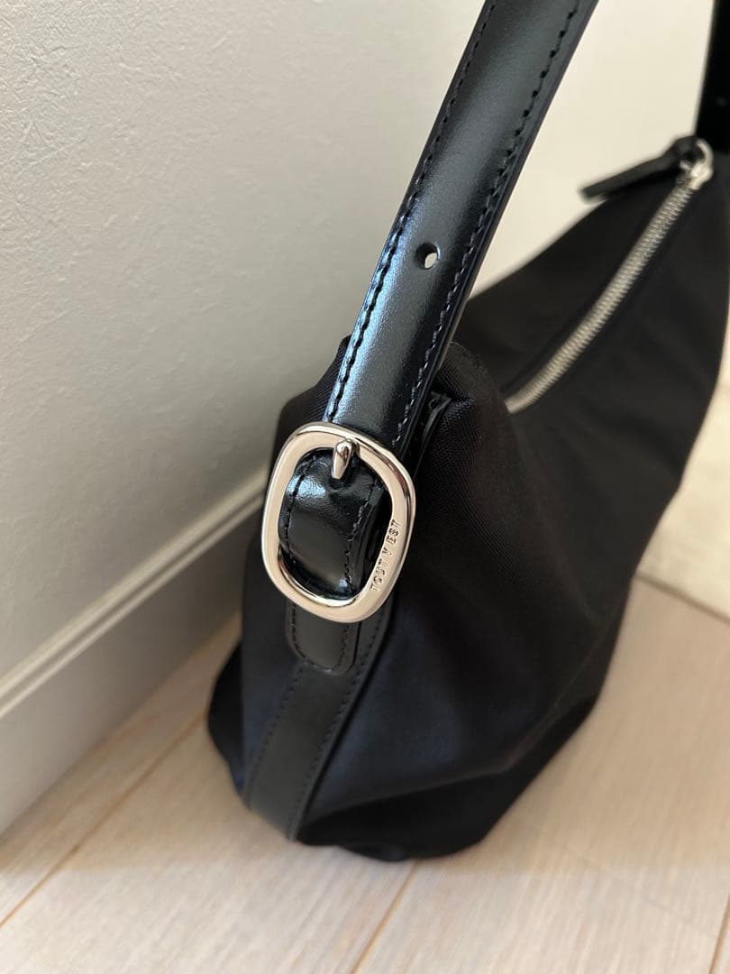 【美品】TOUT Y EST ブラックハンドバッグ