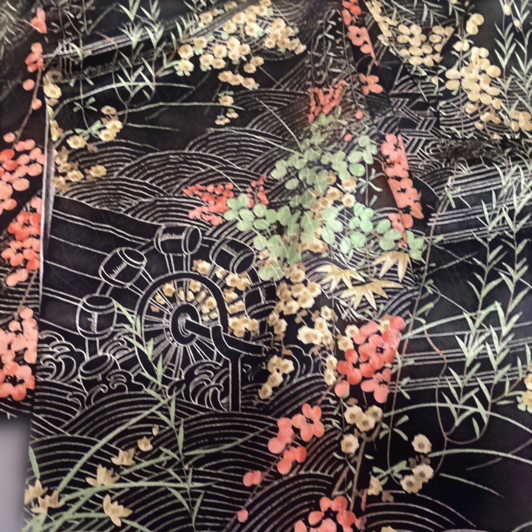 黒総柄花柄の袷小紋　光沢のある黒地に梅、菊、水車　お洒落な逸品