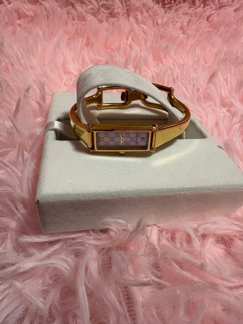 石枝火舵　　 GUCCI ゴールドバングル時計 虹色ロゴデザイン