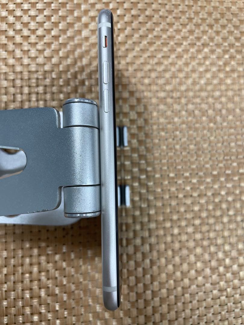 iPhone SE 第世代 64 GB スターライトSIMフリー【9734】