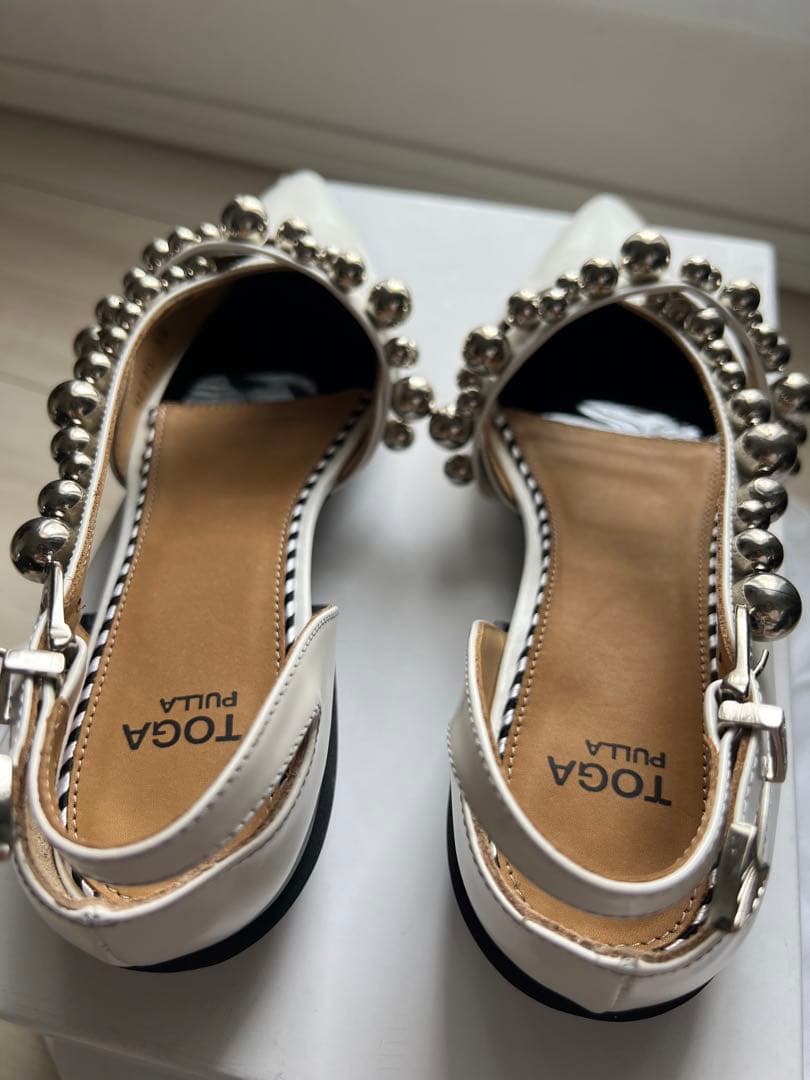 TOGA PULLA(トーガプルラ)メタルボール付フラットパンプス