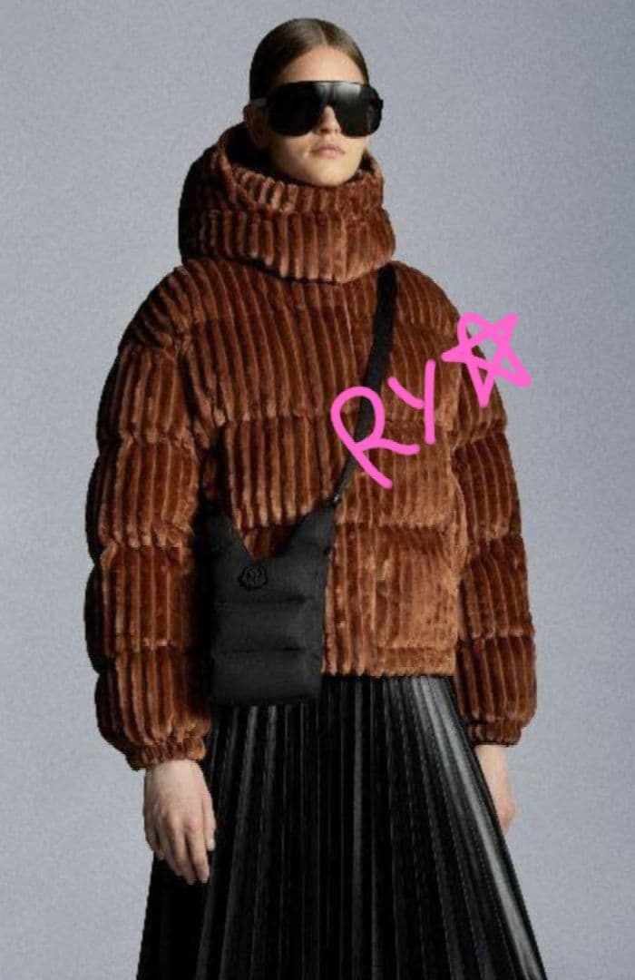 美品★MONCLER ボディバッグ ショルダーバッグ スマホポーチ ホワイト系