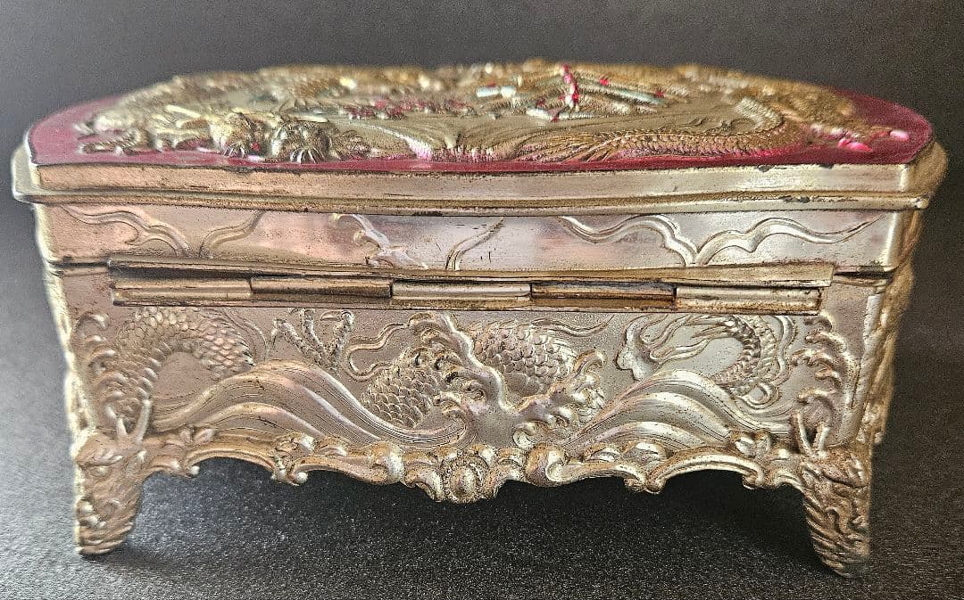 MADE IN OCCUPIDE JAPAN　陽刻浮彫　龍　城　富士山　宝石箱