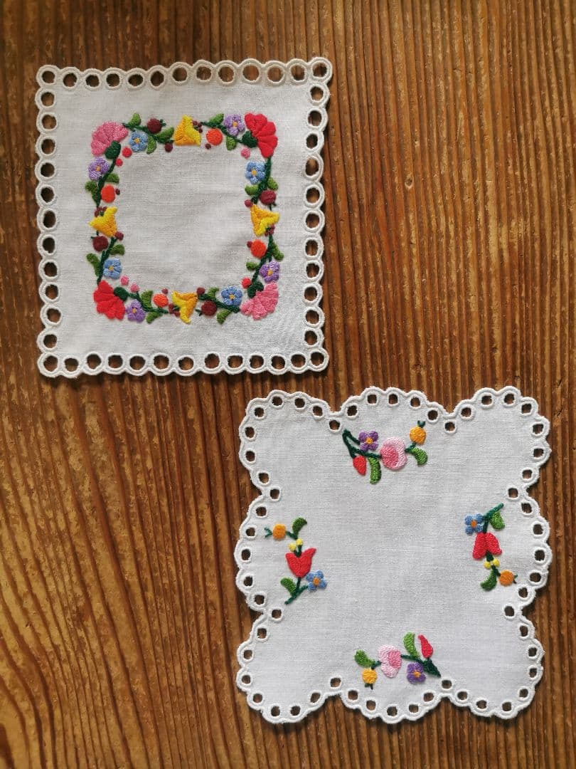 アンティークハンガリー/ カロチャ刺繍 アイレットスカラップドイリー