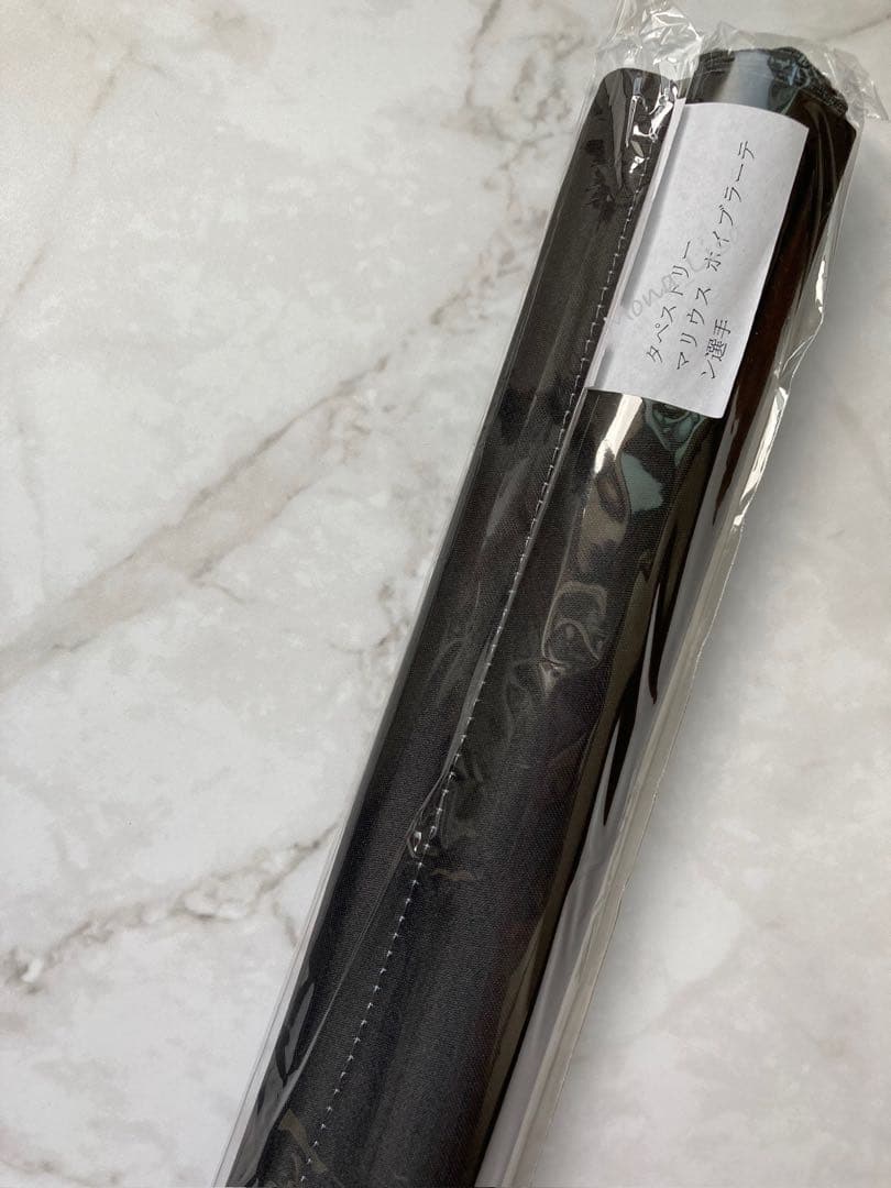 浦和レッズ♦マリウス ホイブラーテン♦スーツ ラッフル♦サイン入りタペストリー