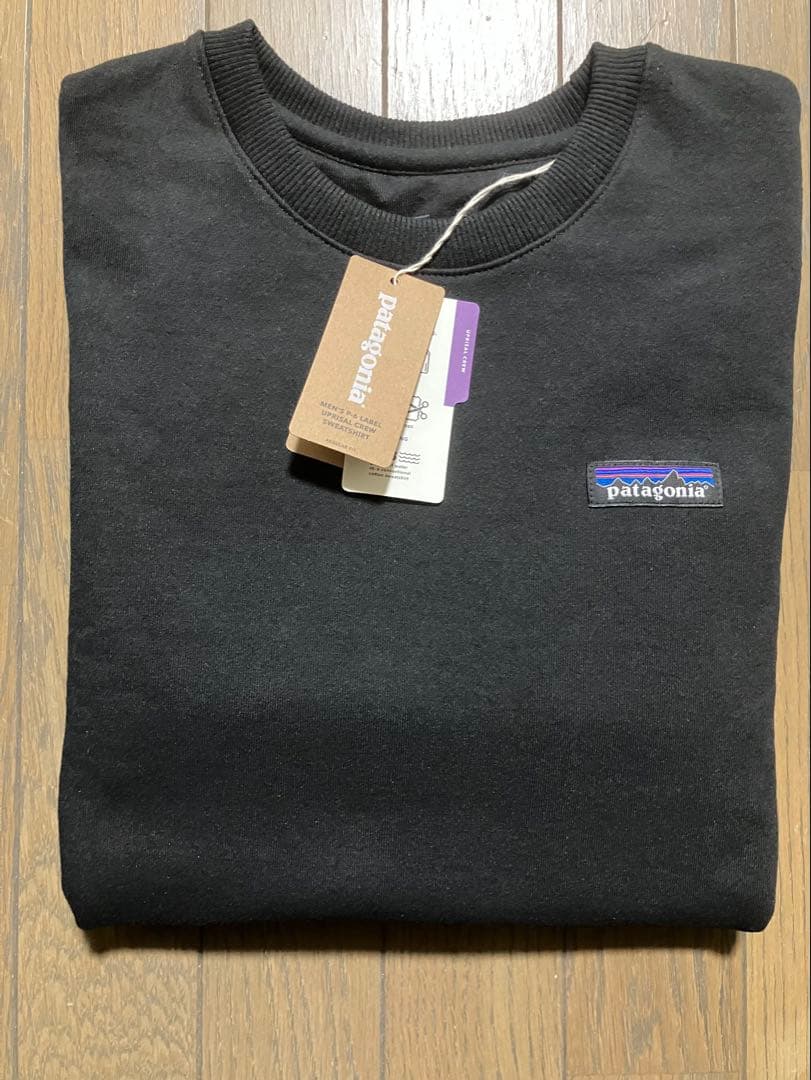 新品 パタゴニア P-6 Label ブラック S スウエット トレーナー裏起毛