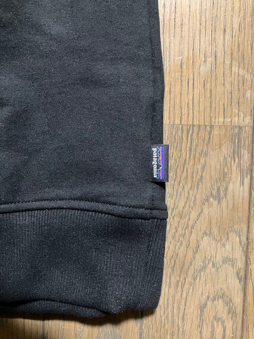新品 パタゴニア P-6 Label ブラック S スウエット トレーナー裏起毛