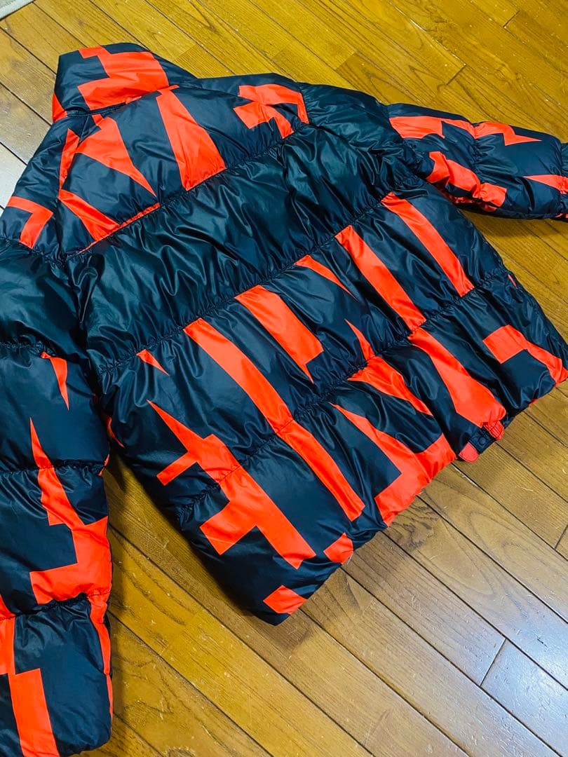 NIKE ダウンジャケット　総柄　ブラック・レッド　Mサイズ　日本XL相当