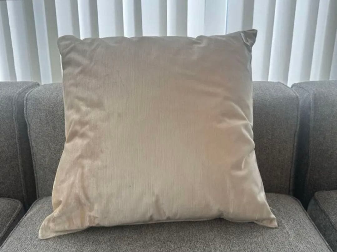 FENDI CASA フェンディカーサ　ベージュクッション　ラインストーン装飾