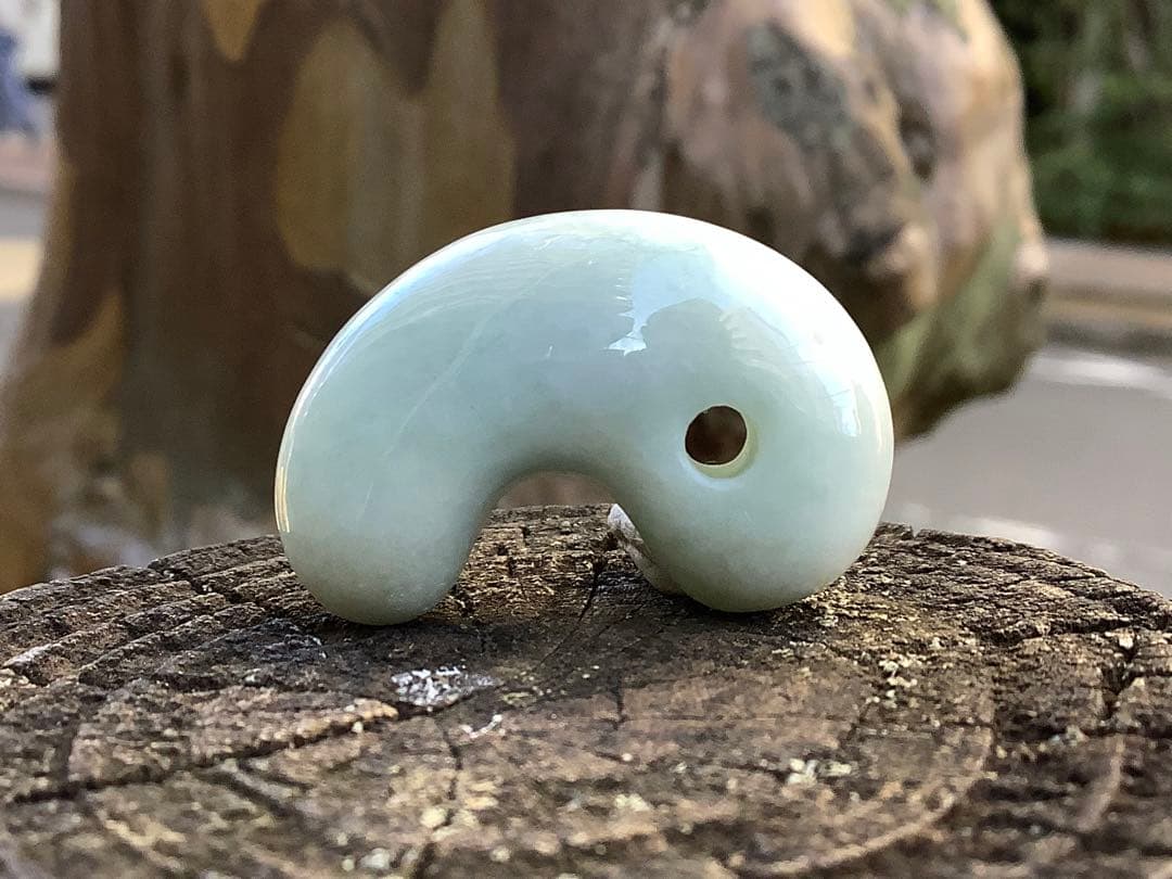 ✳お値段ご遠慮なく‼️高価糸魚川翡翠氷アイスジェイド勾玉　極上物　機械鑑定付本物‼️