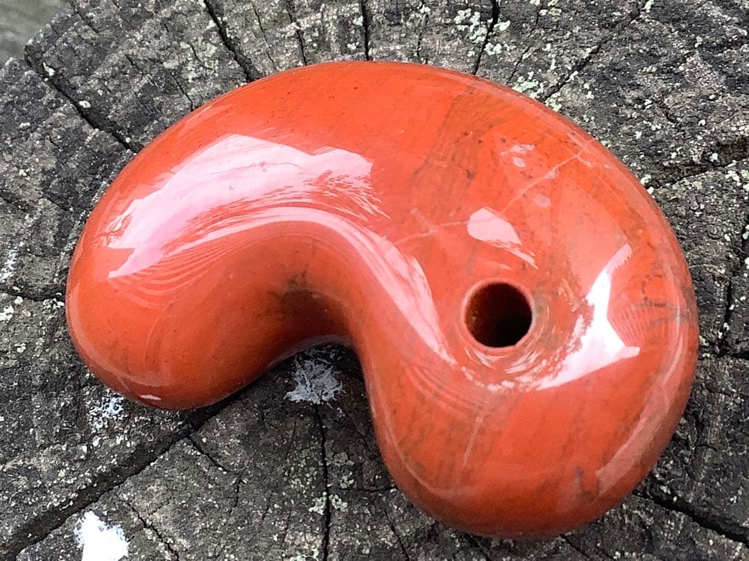 ✳売り尽くし希少玉　佐渡の赤玉石勾玉特大1点　幸運の赤‼️ 鑑別書付本物を‼️