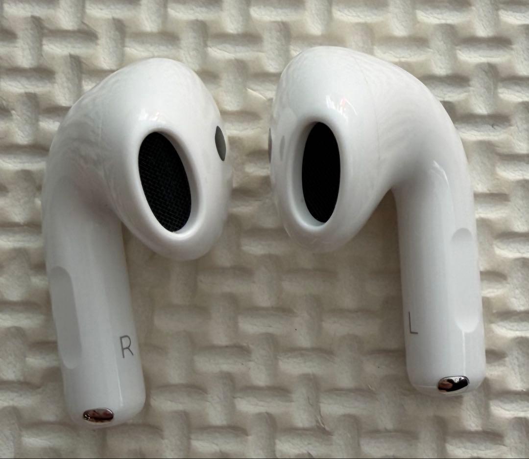 【大幅値下げ中】AirPods 4 本体 箱あり　iFaceカバー付き