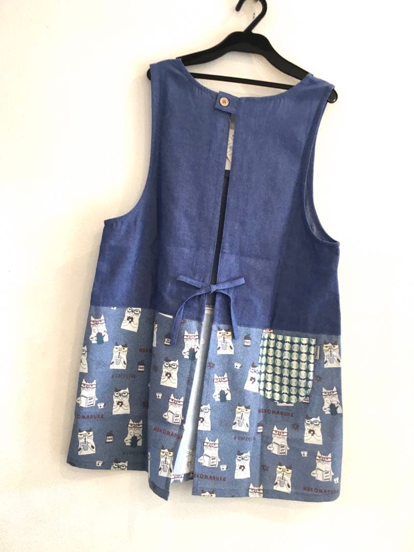 猫柄エプロン　保育士エプロン　春夏　ネコ　ねこ　猫　かわいい　おしゃれ　クスグル