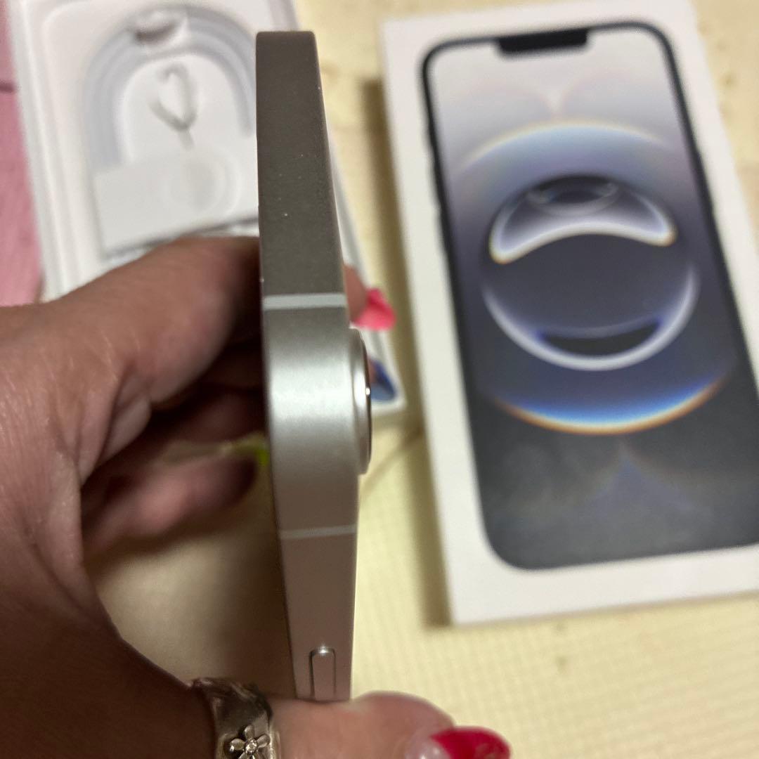 iPhone 16e ホワイト　128 SIMフリー　ホワイトのお箱