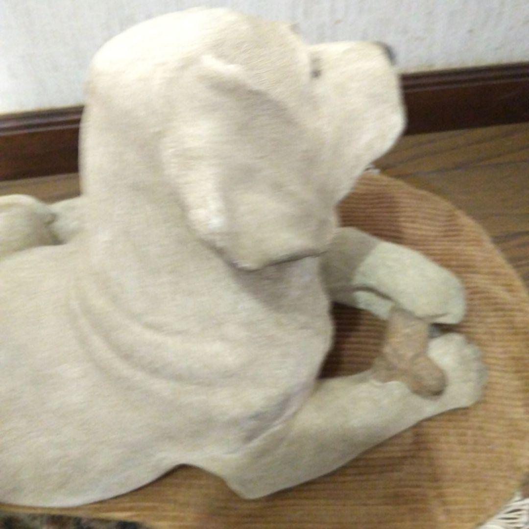 犬の彫刻 樹脂製 クリーム色