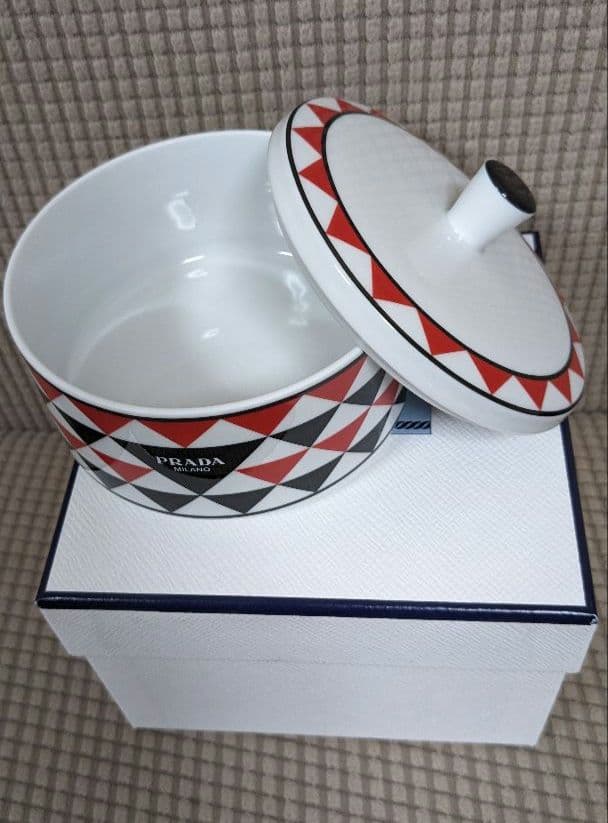 PRADA　ジュエリーボックス♪　ポーセリン　　箱あり　新品未使用　陶器