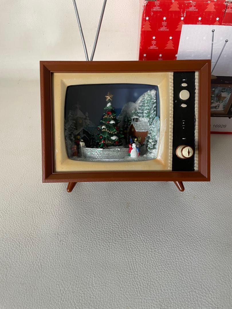 函館クリスマスファクトリー テレビ型 ミュージカル テレビ ソリで遊ぶ子供たち