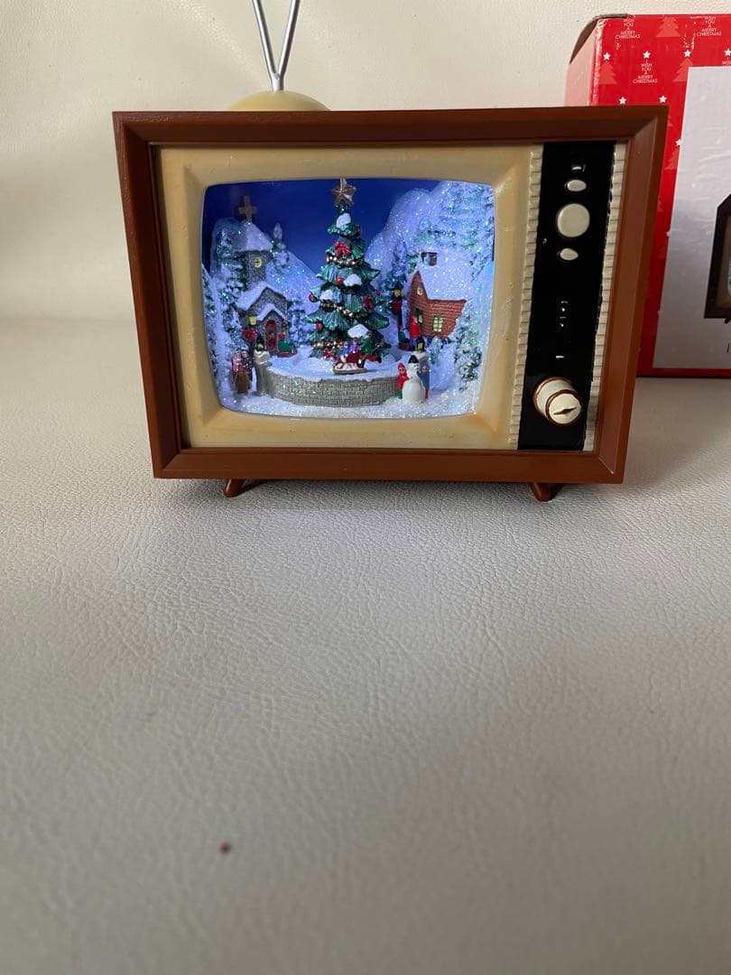 函館クリスマスファクトリー テレビ型 ミュージカル テレビ ソリで遊ぶ子供たち