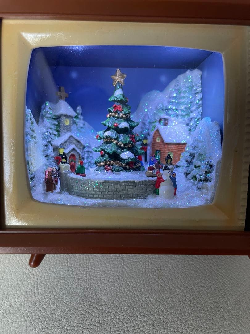 函館クリスマスファクトリー テレビ型 ミュージカル テレビ ソリで遊ぶ子供たち