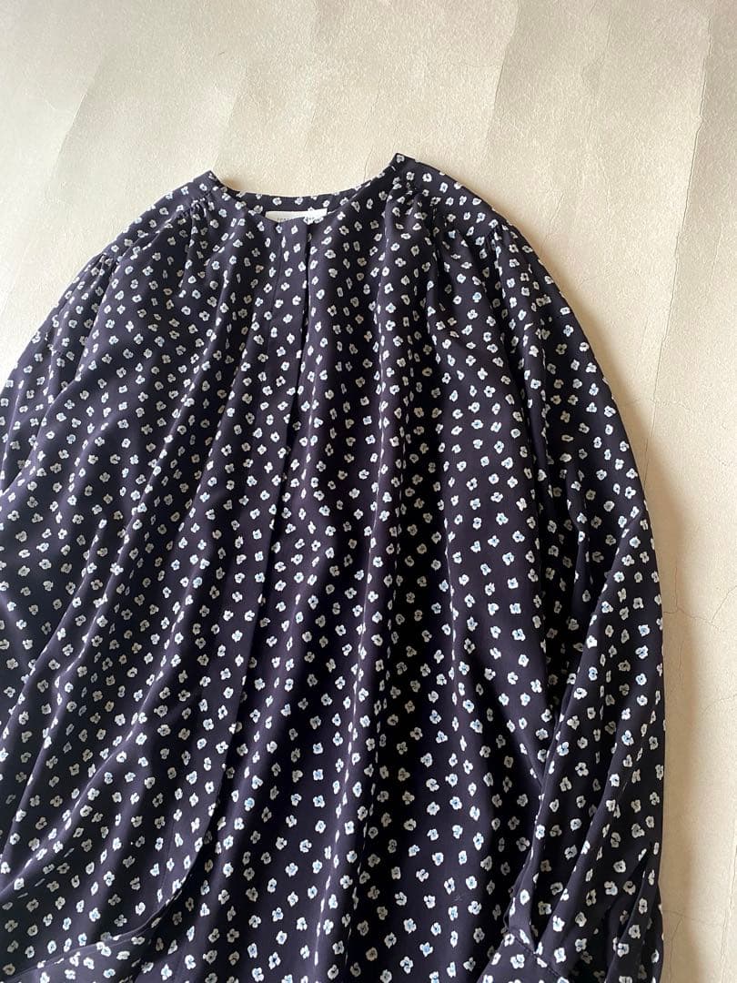 トゥモローランド TOMORROWLAND 小花柄とろみノーカラーブラウス