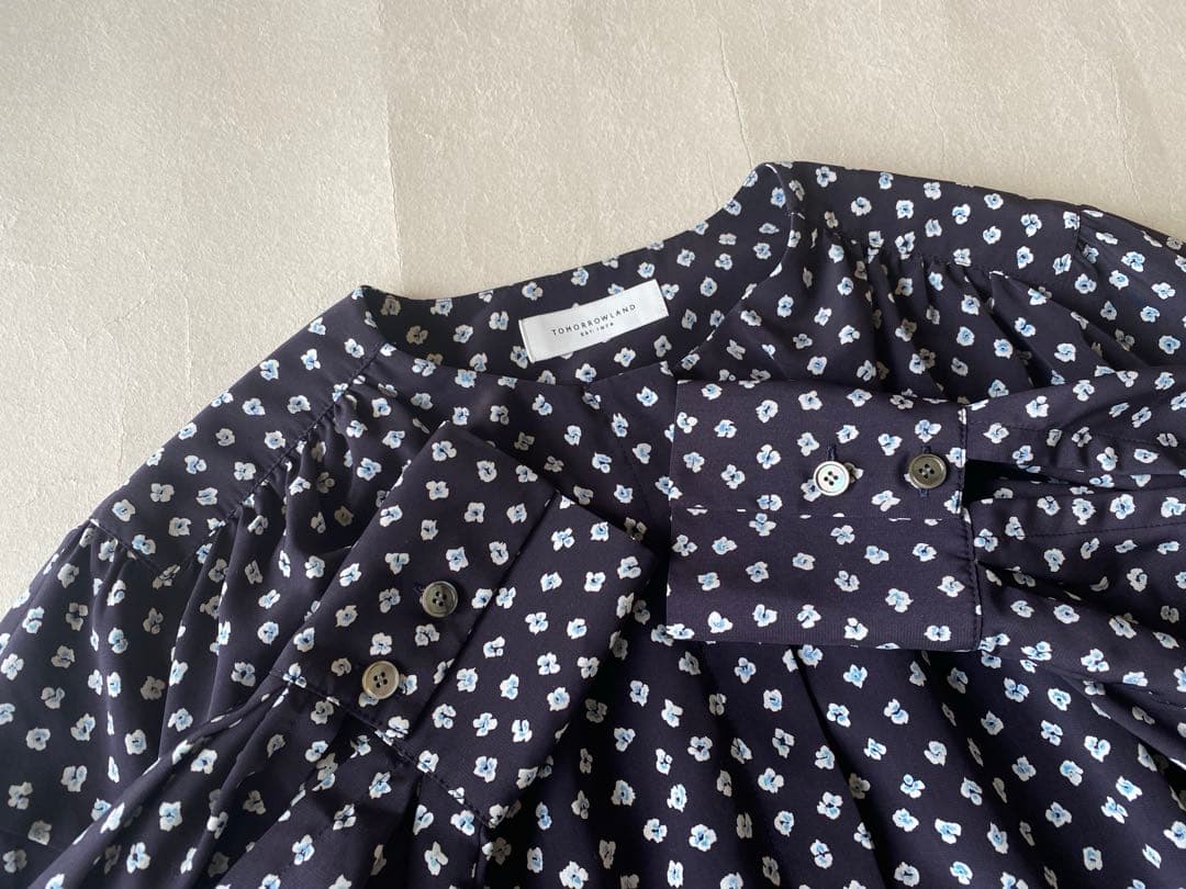 トゥモローランド TOMORROWLAND 小花柄とろみノーカラーブラウス