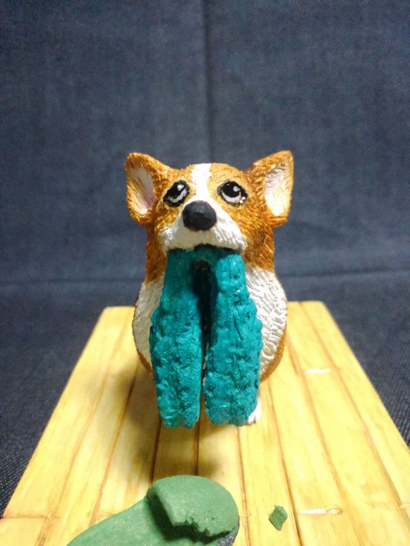 木彫りのコーギー