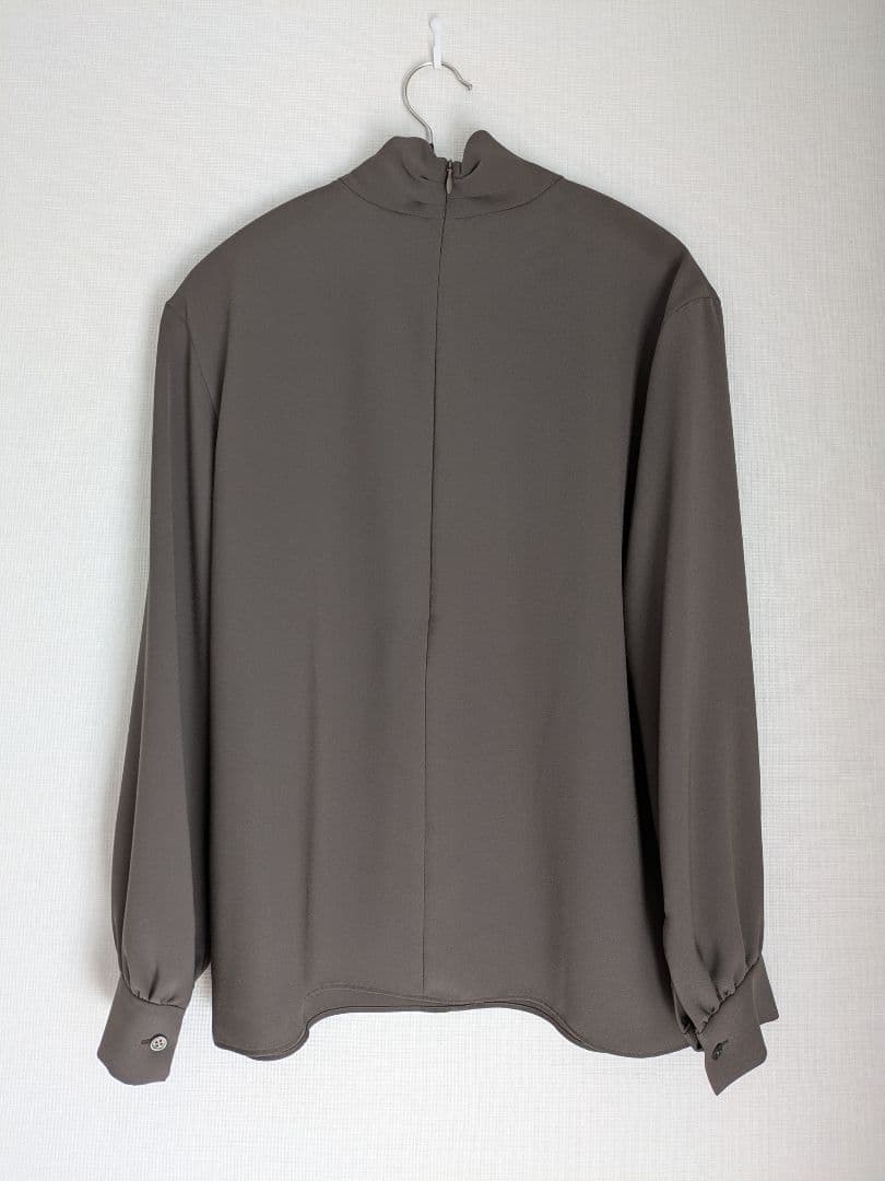 美品 セオリーリュクス 洗えるツイストカラーブラウス ダスティセダー 38