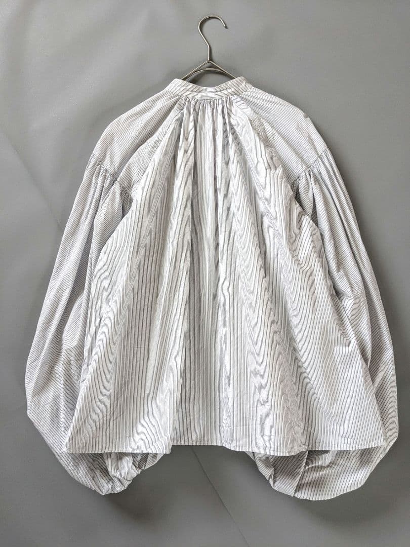 エトレトウキョウ　バルーン袖ブラウス　バンドカラー　細ストライプ　ネイビー