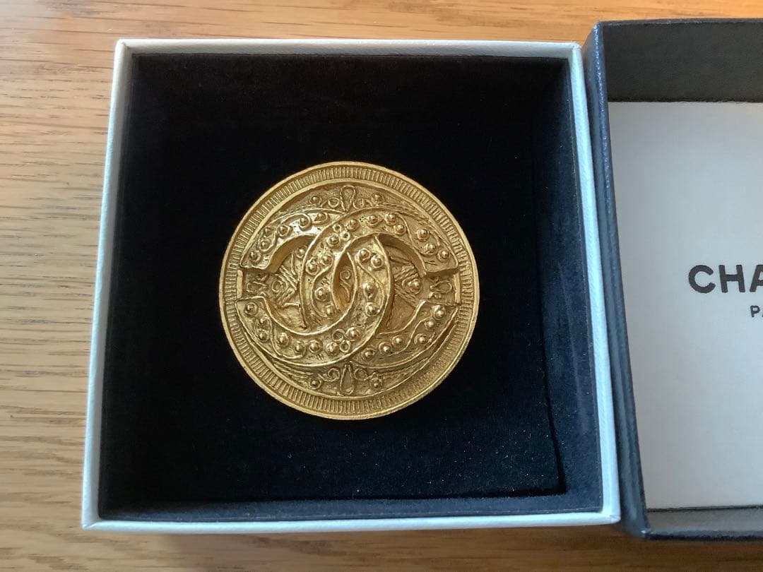 CHANEL ゴールドブローチ 箱付き