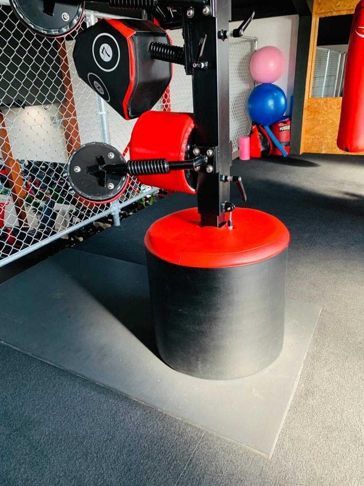 ローキックパンチングマシーン